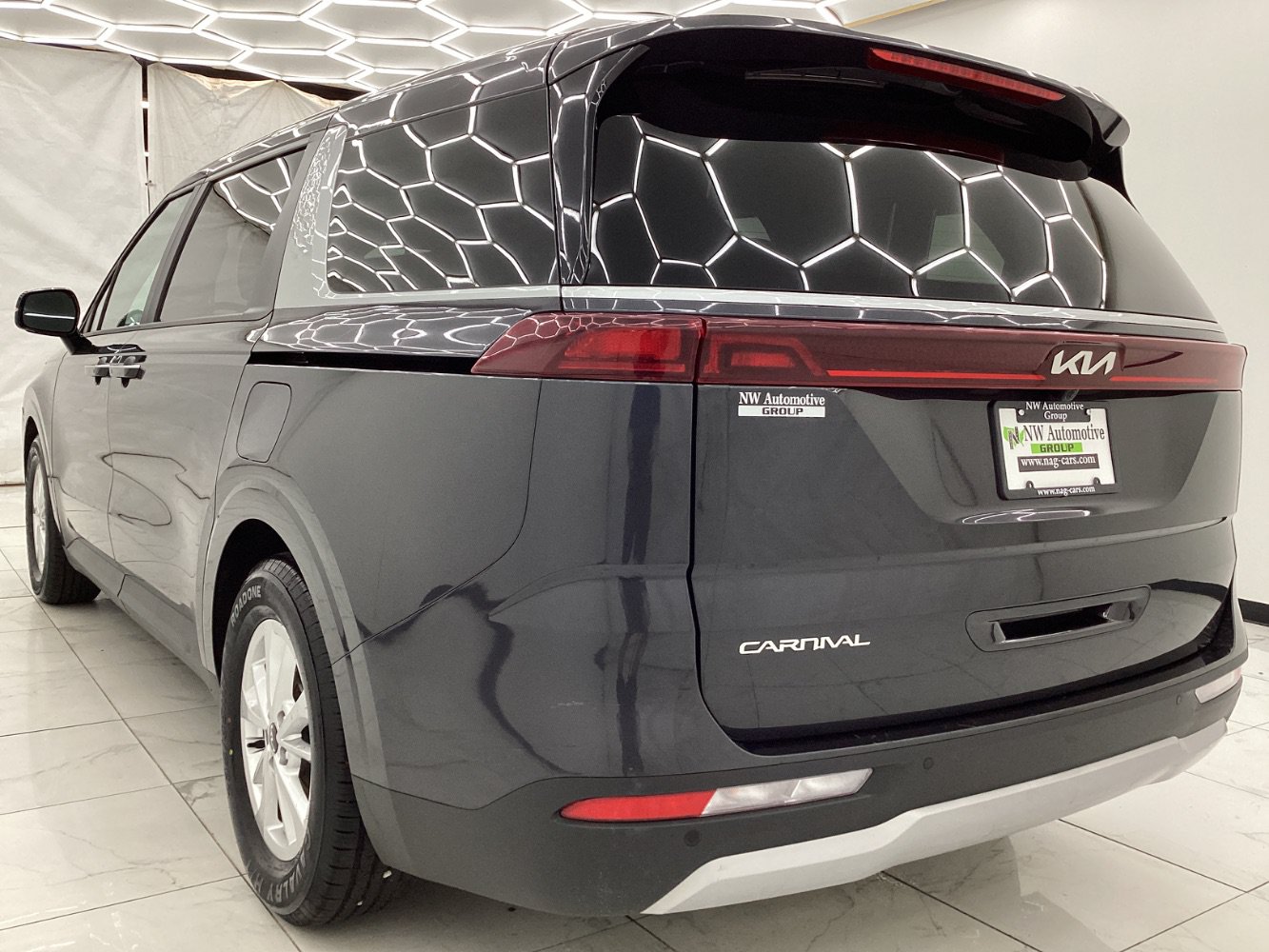 Used 2024 Kia Carnival LX FWD image 9