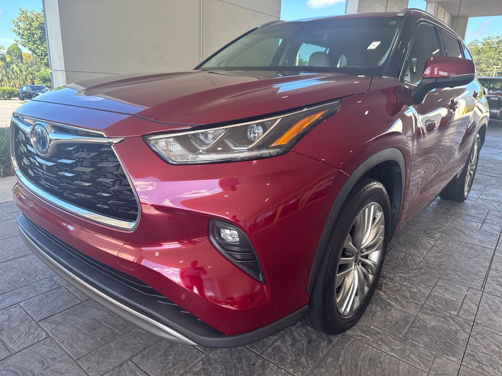 Used 2023 Toyota Highlander Platinum FWD image 1