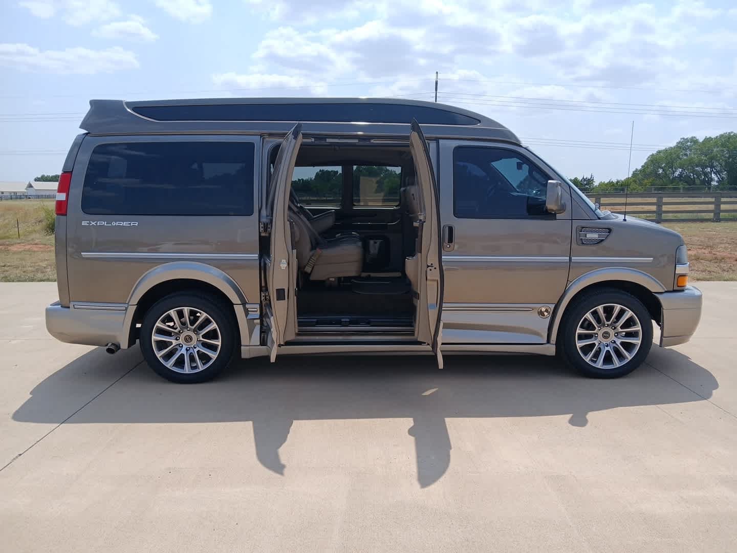 Used 2021 Chevrolet Express 2500 w/ Enhanced Convenience Package RWD image 8