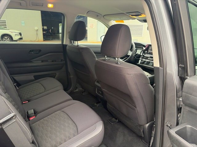 Used 2024 Nissan Pathfinder SV w/ Lighting Package (N92) FWD image 16