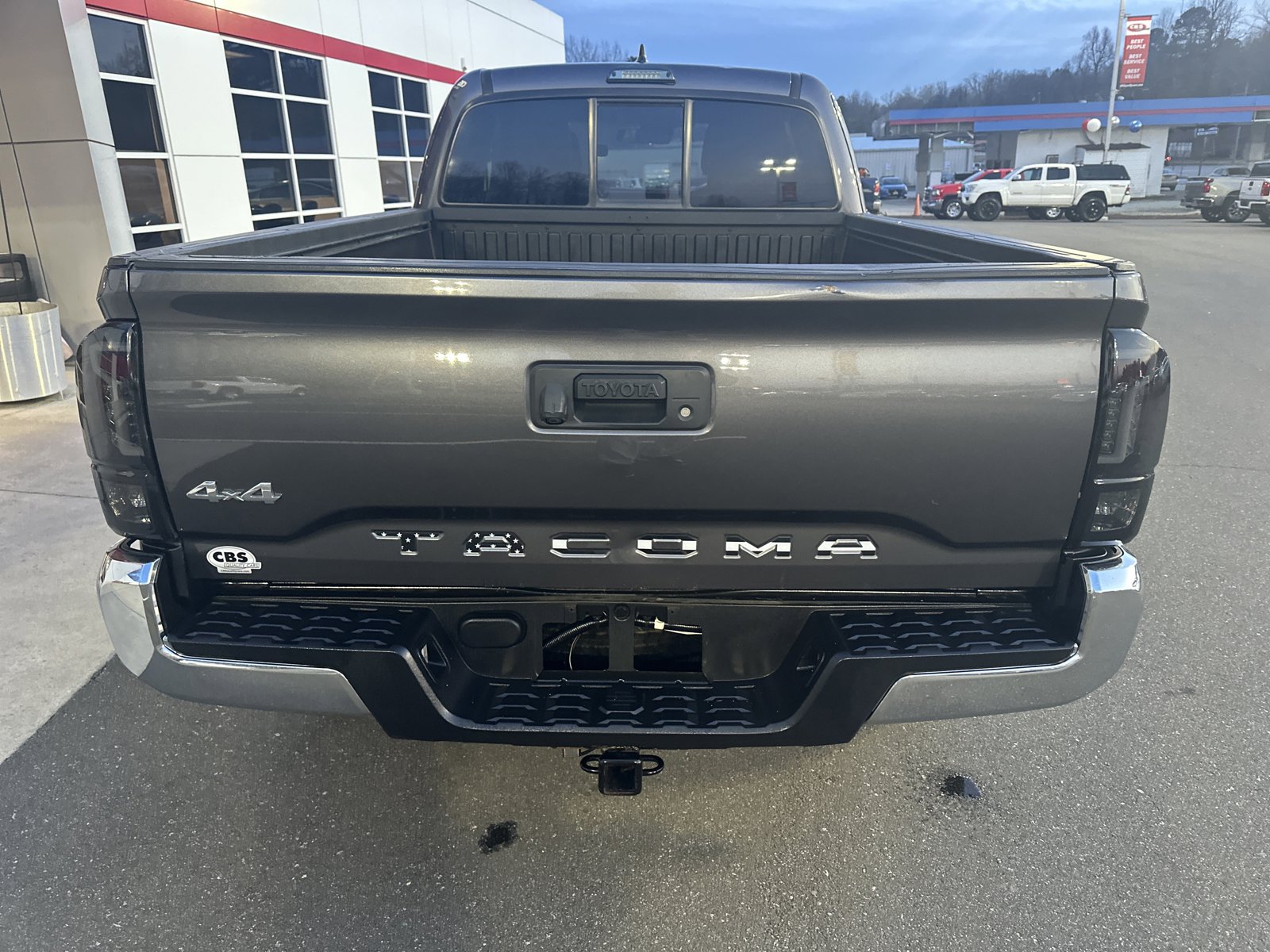 Used 2018 Toyota Tacoma SR5 w/ SR5 Appearance Package (SM) AWD/4WD image 7
