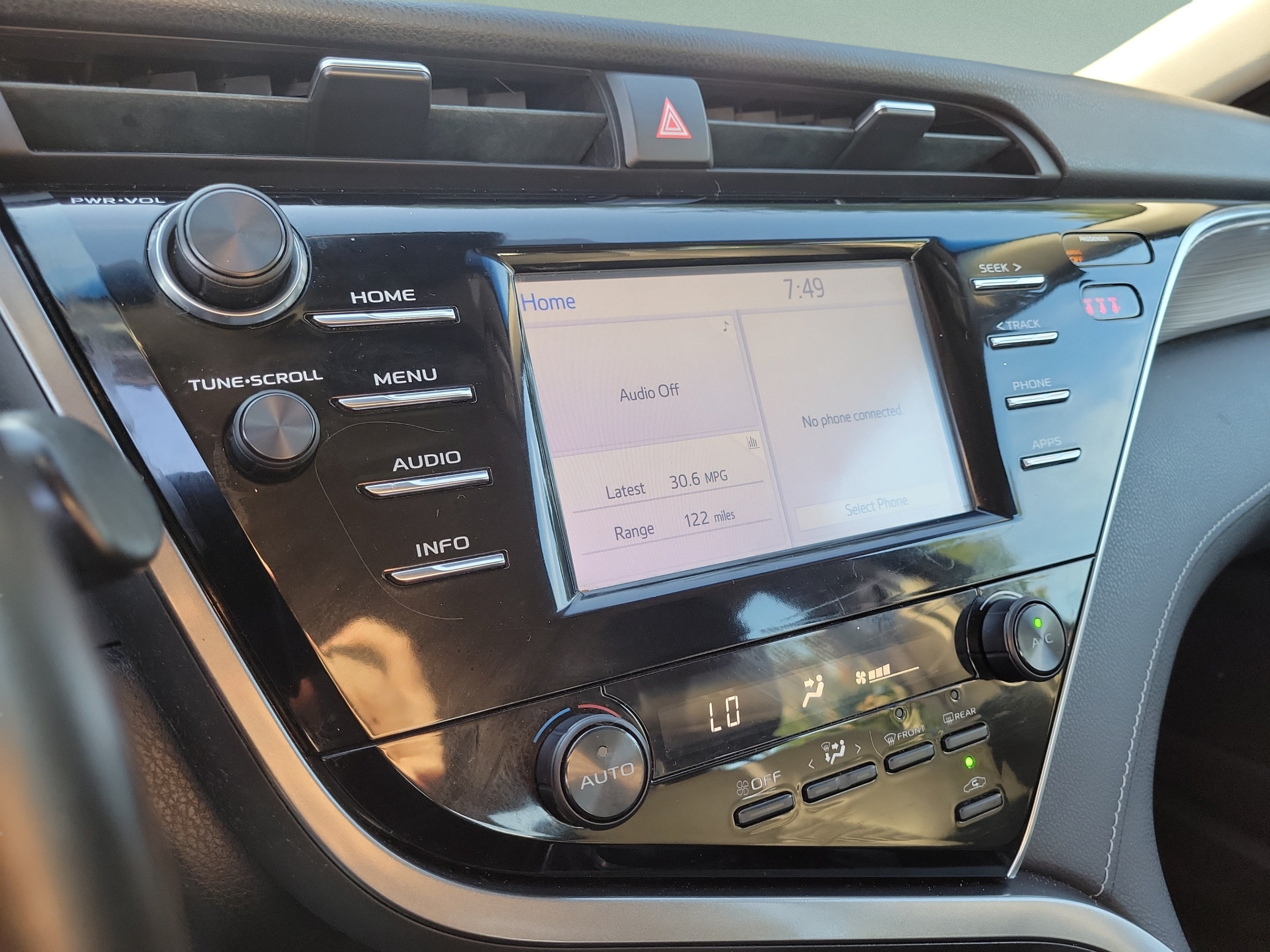Used 2018 Toyota Camry SE FWD image 18