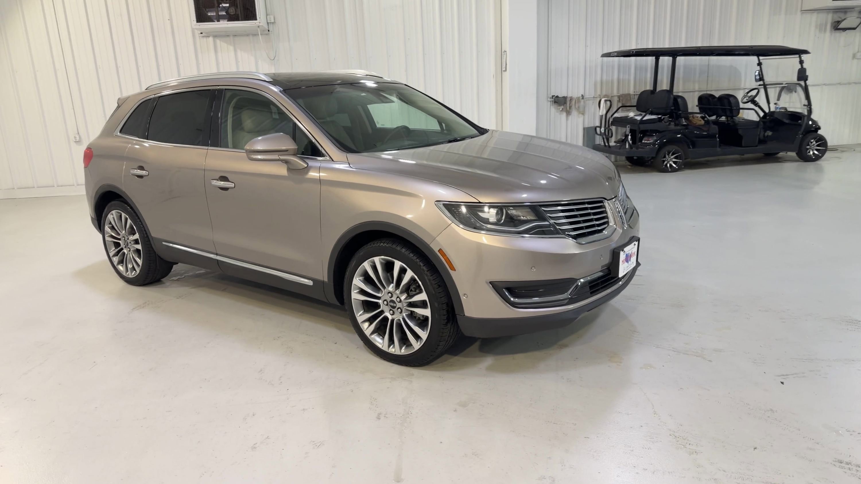 Used 2018 Lincoln MKX Reserve w/ Driver Assistance Package FWD image 3