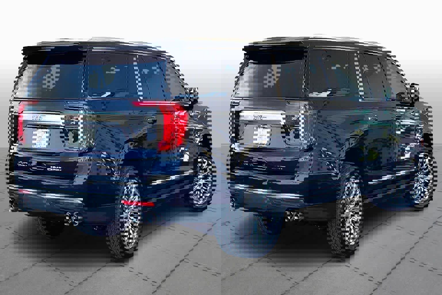 Used 2023 GMC Yukon XL Denali w/ Denali Reserve Package image 18