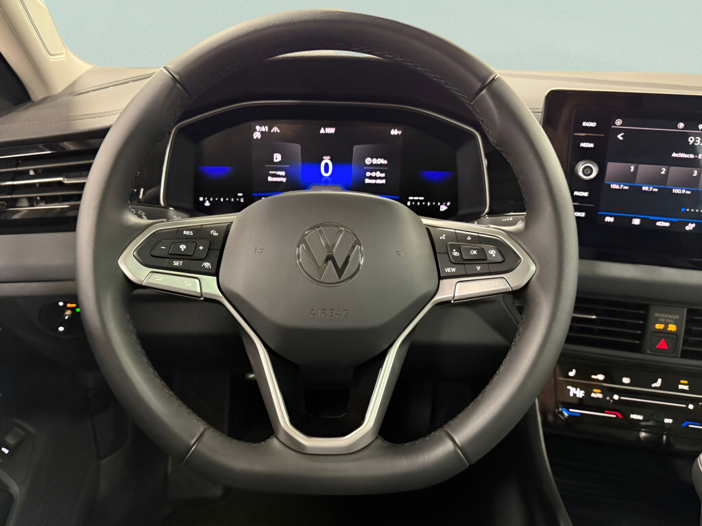 Certified 2025 Volkswagen Jetta SE image 10