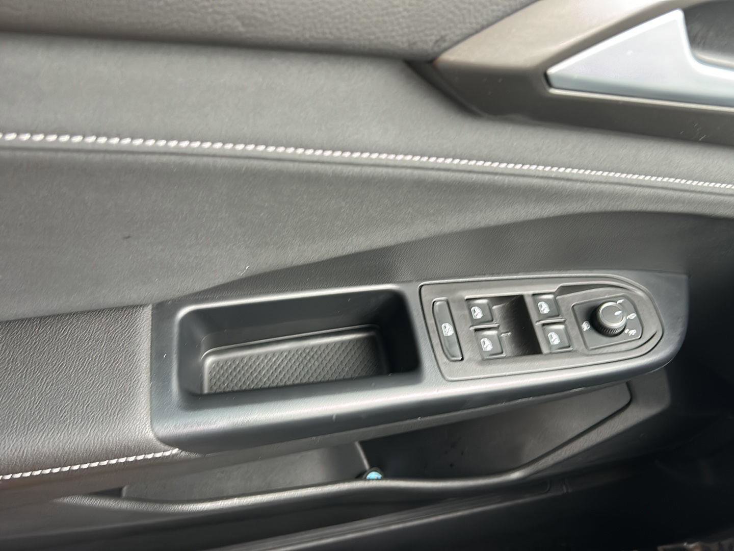 Used 2025 Volkswagen Taos SE image 17