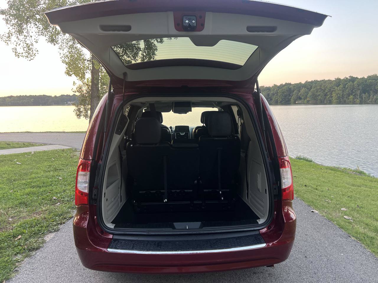 Used 2013 Chrysler Town & Country Touring FWD image 9