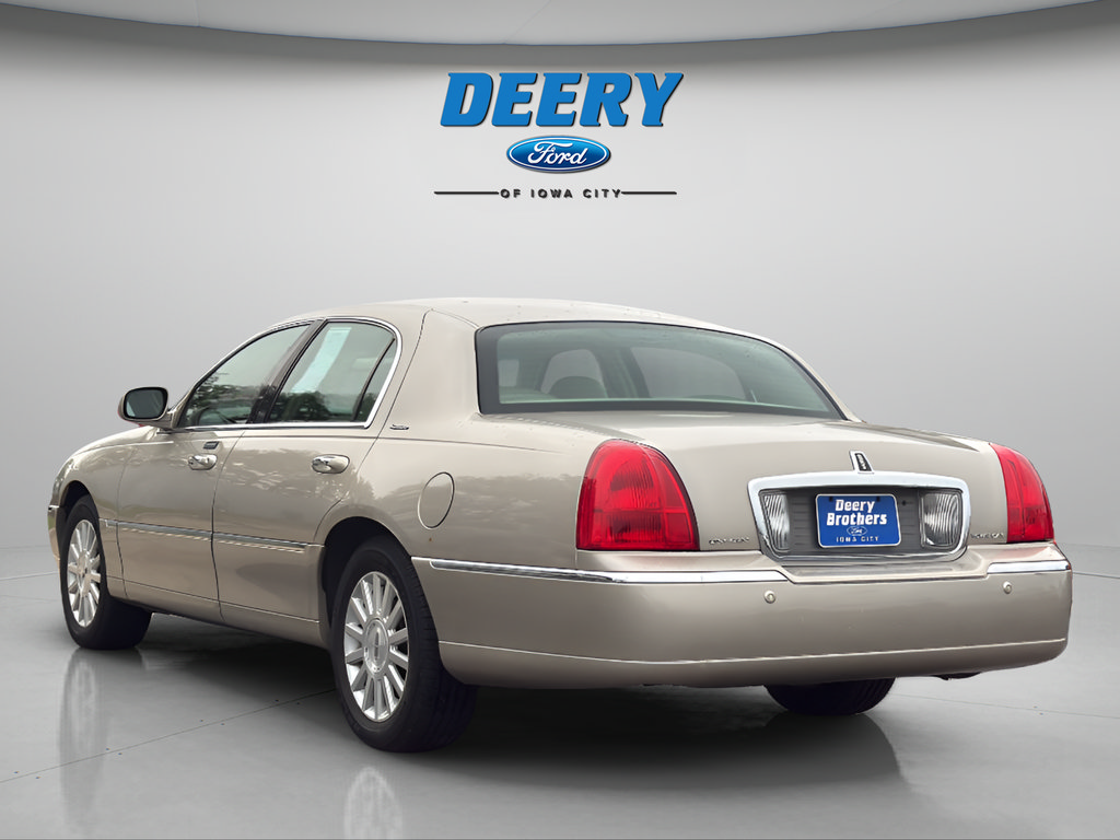 Used 2004 Lincoln Town Car Signature RWD image 8