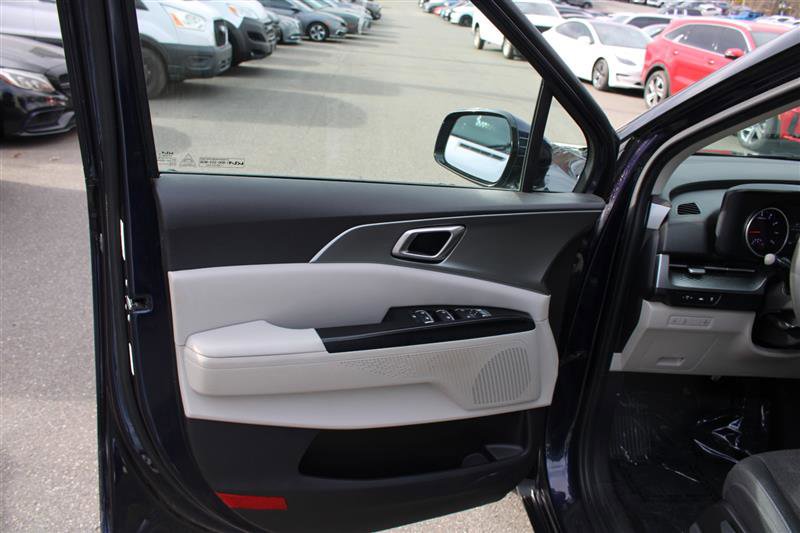 Used 2022 Kia Carnival LX image 12