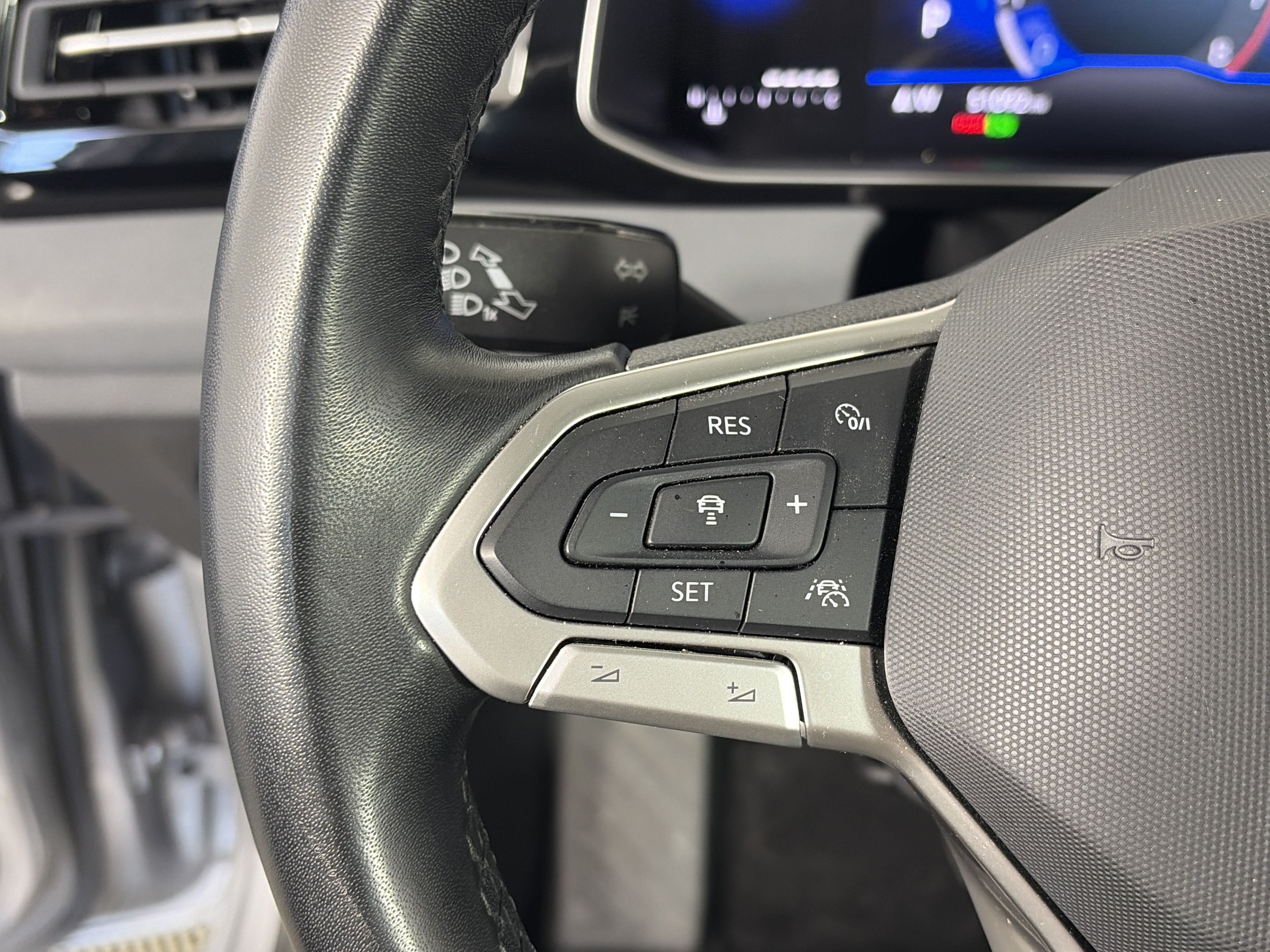 Used 2025 Volkswagen Jetta SE FWD image 30
