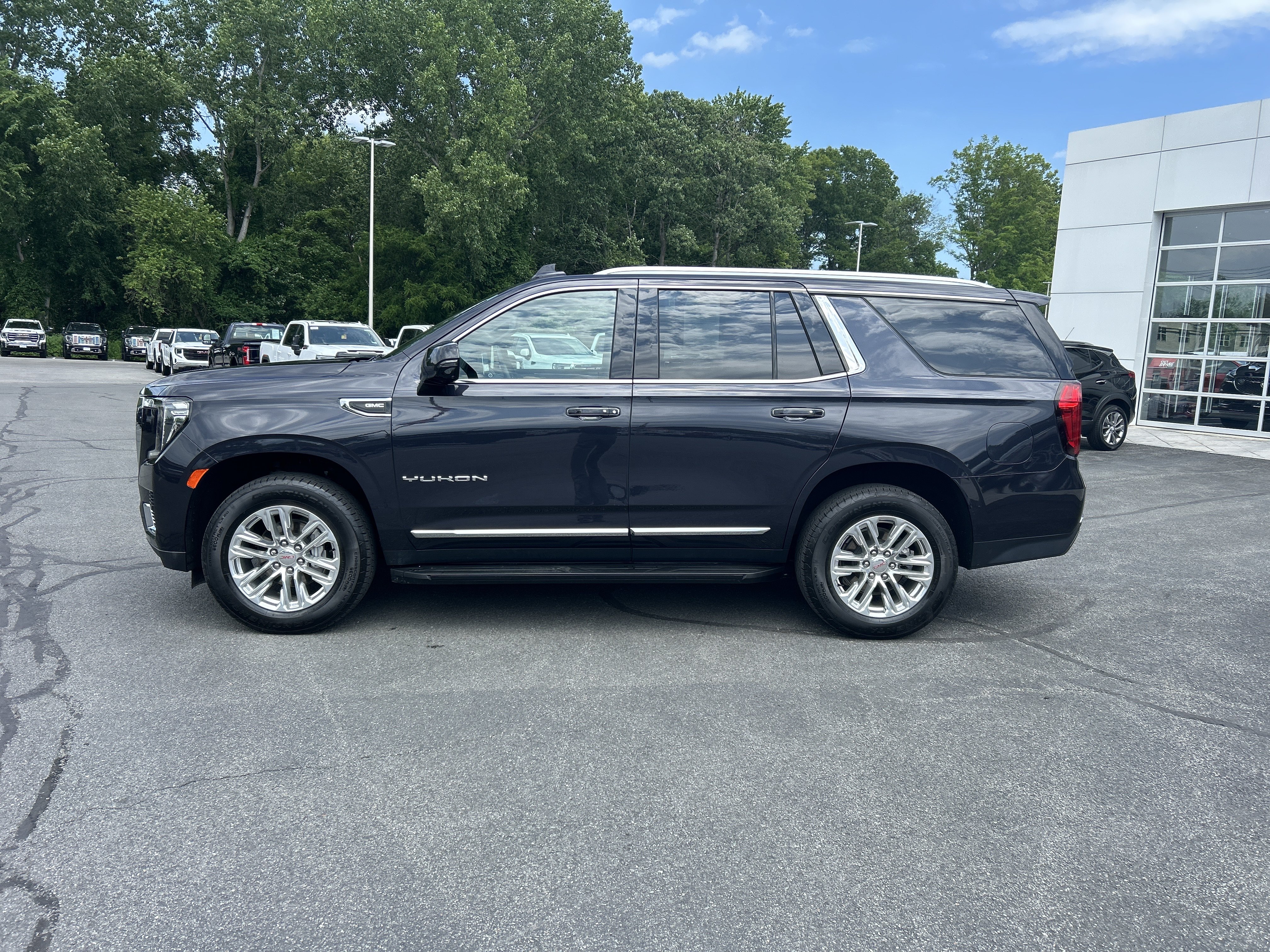 Certified 2024 GMC Yukon SLT w/ SLT Luxury Package AWD/4WD image 2
