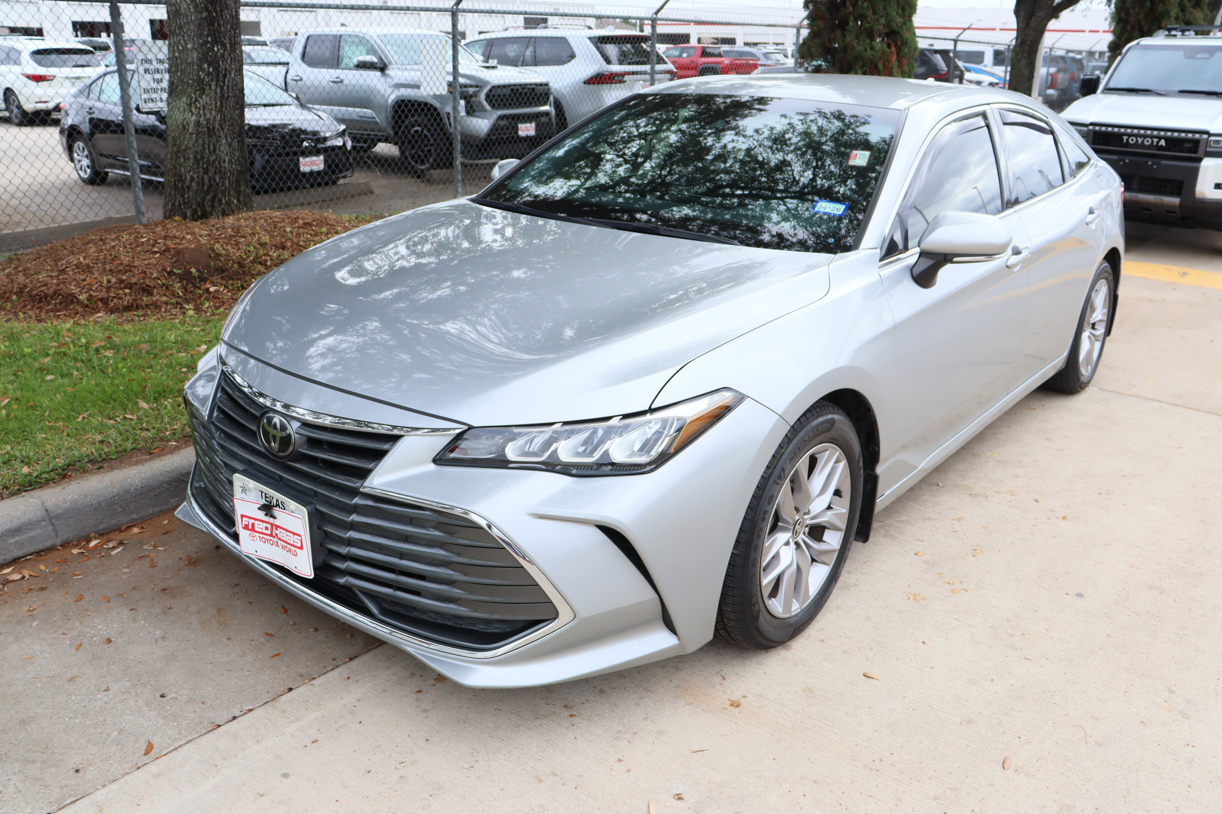 Used 2020 Toyota Avalon XLE w/ Carpet Mat Package image 3