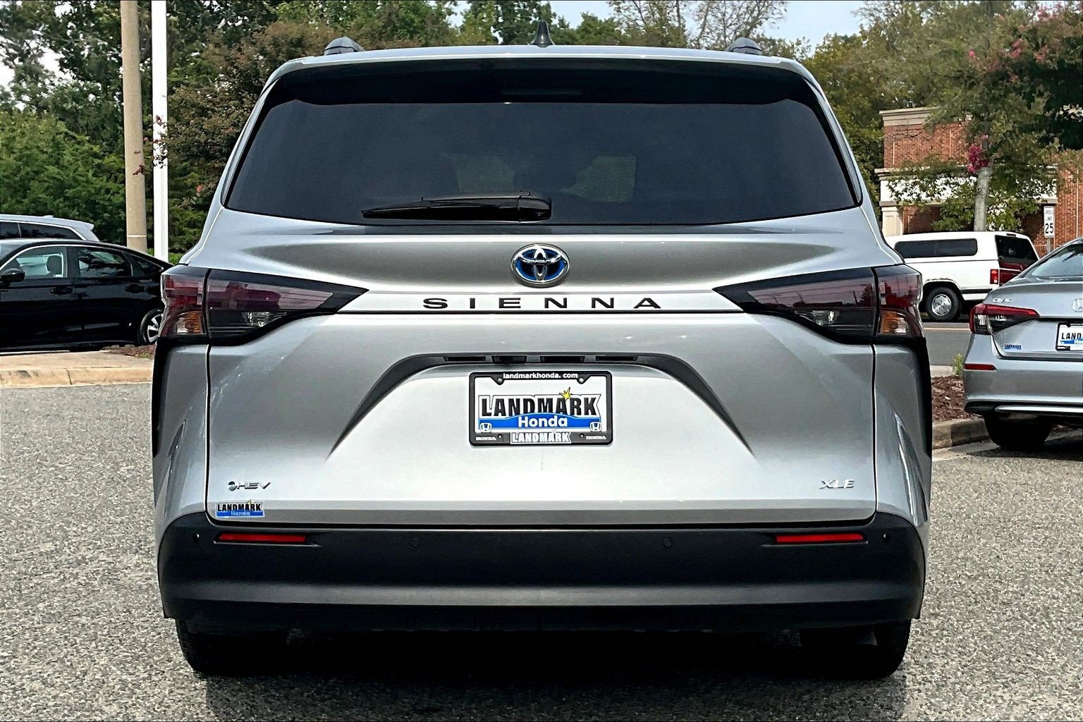 Used 2025 Toyota Sienna XLE FWD image 4