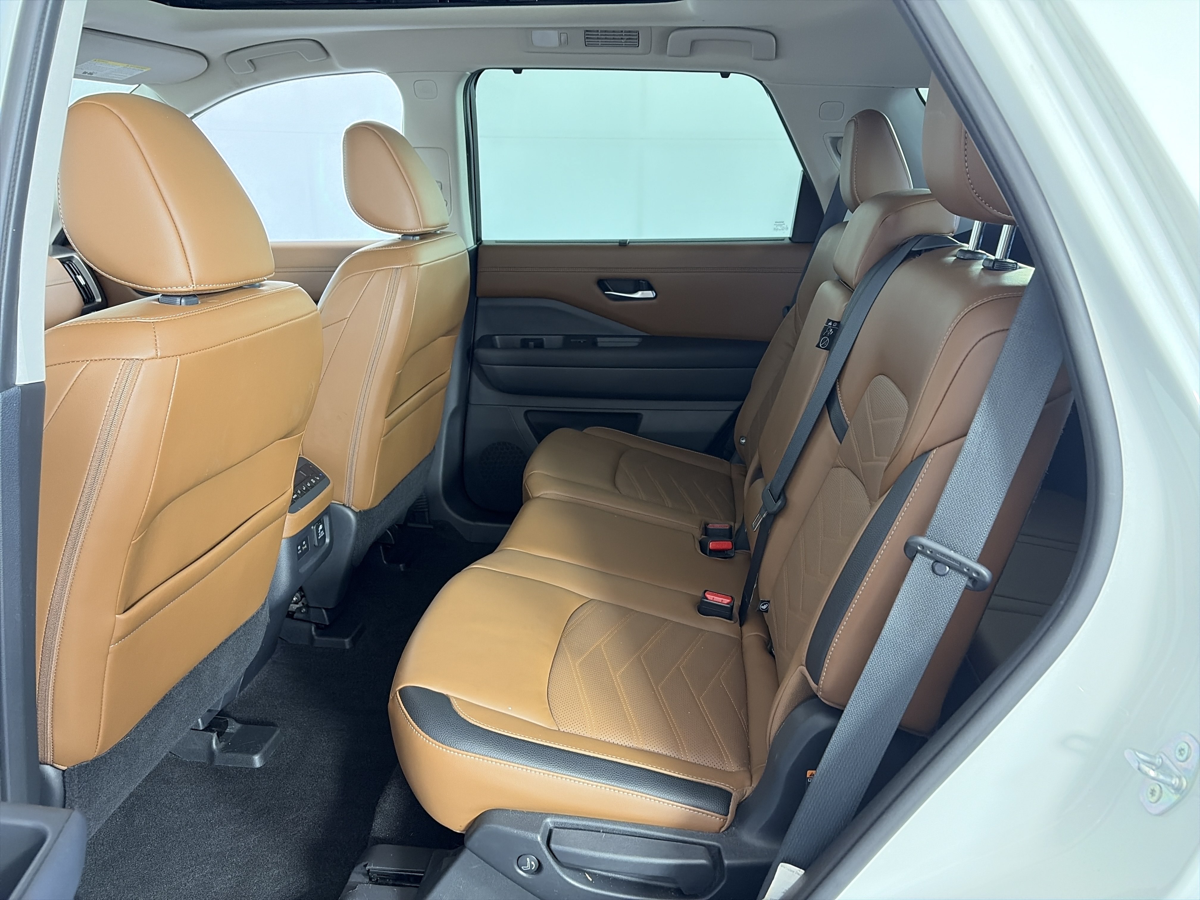 Used 2023 Nissan Pathfinder Platinum w/ Cargo Package AWD/4WD image 7