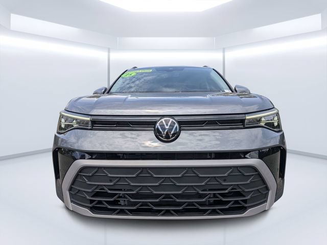 Used 2025 Volkswagen Taos SE AWD/4WD image 8