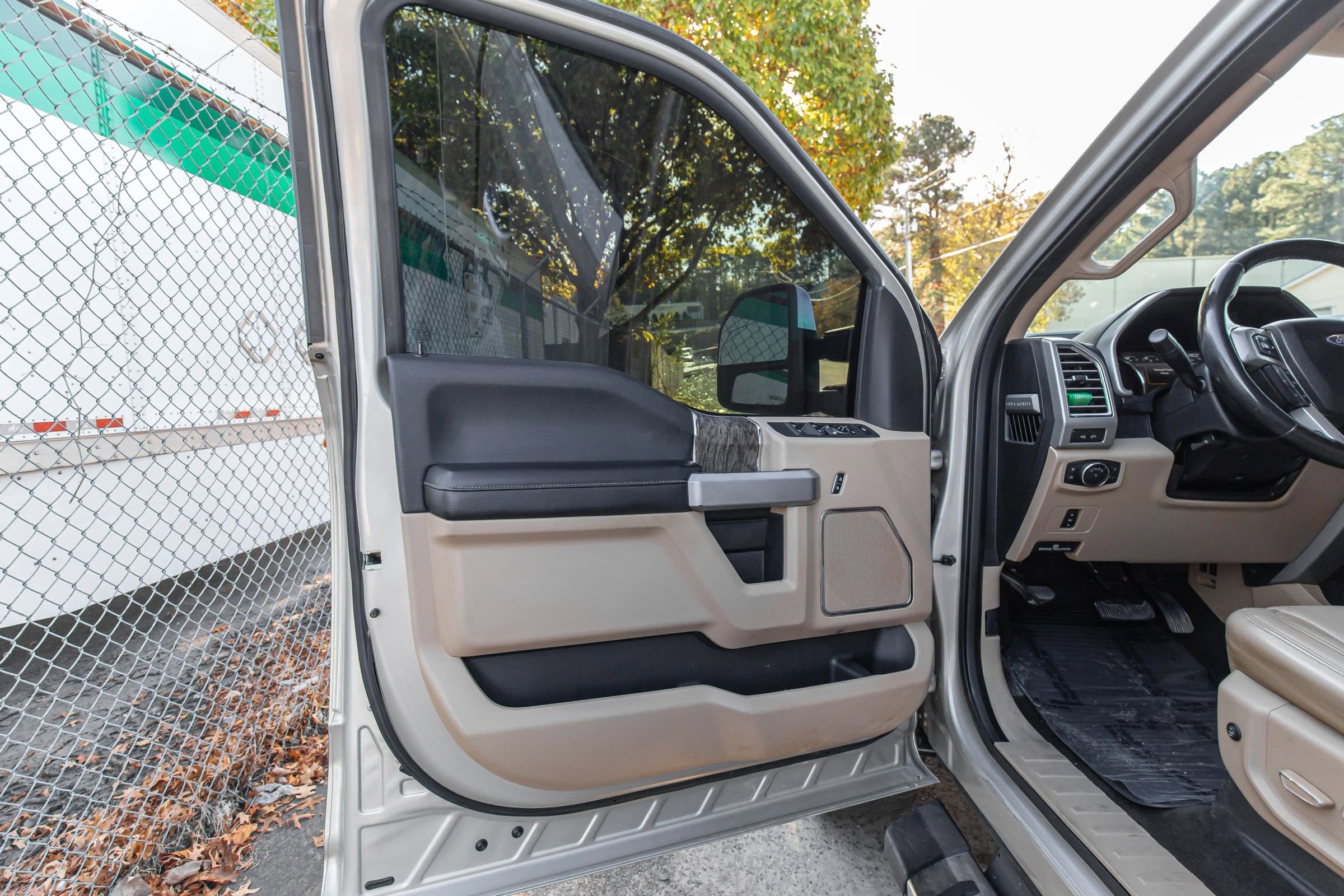 Used 2017 Ford F250 Lariat w/ Chrome Package image 15