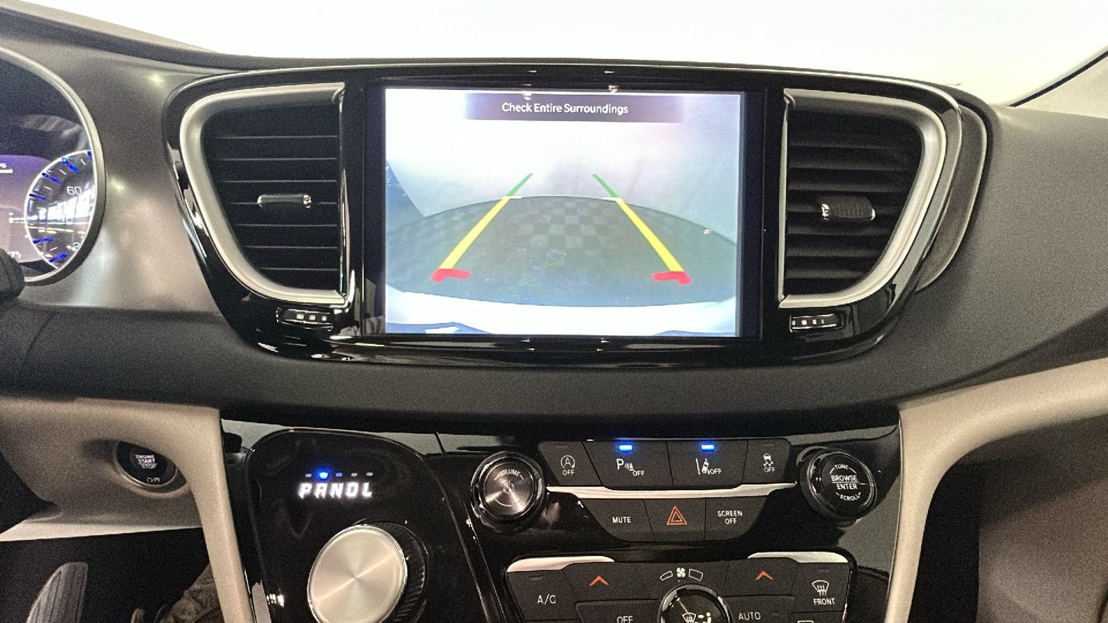 Used 2024 Chrysler Pacifica Touring-L FWD image 27