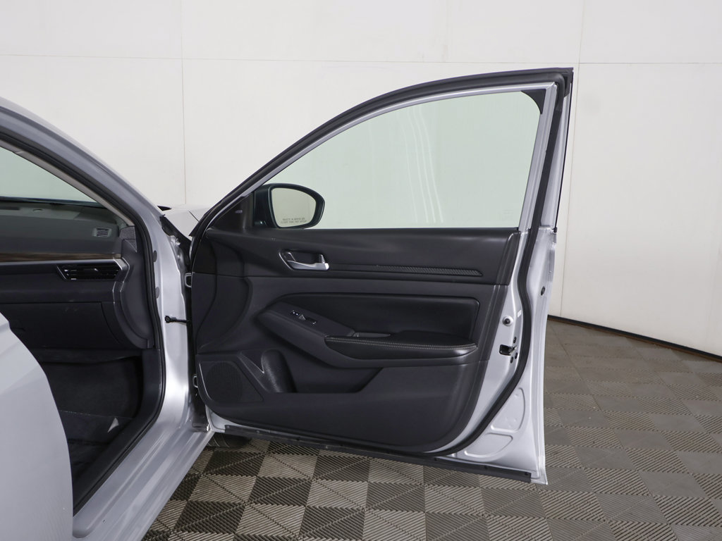 Used 2024 Nissan Altima 2.5 SV FWD image 16