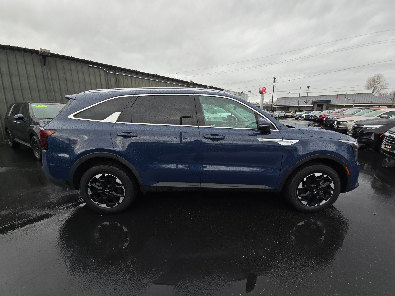 Used 2024 Kia Sorento S w/ Panoramic Sunroof Package image 2