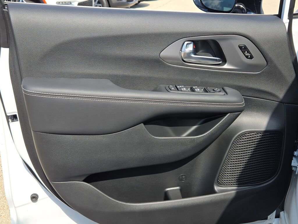 New 2026 Chrysler Pacifica Select image 22