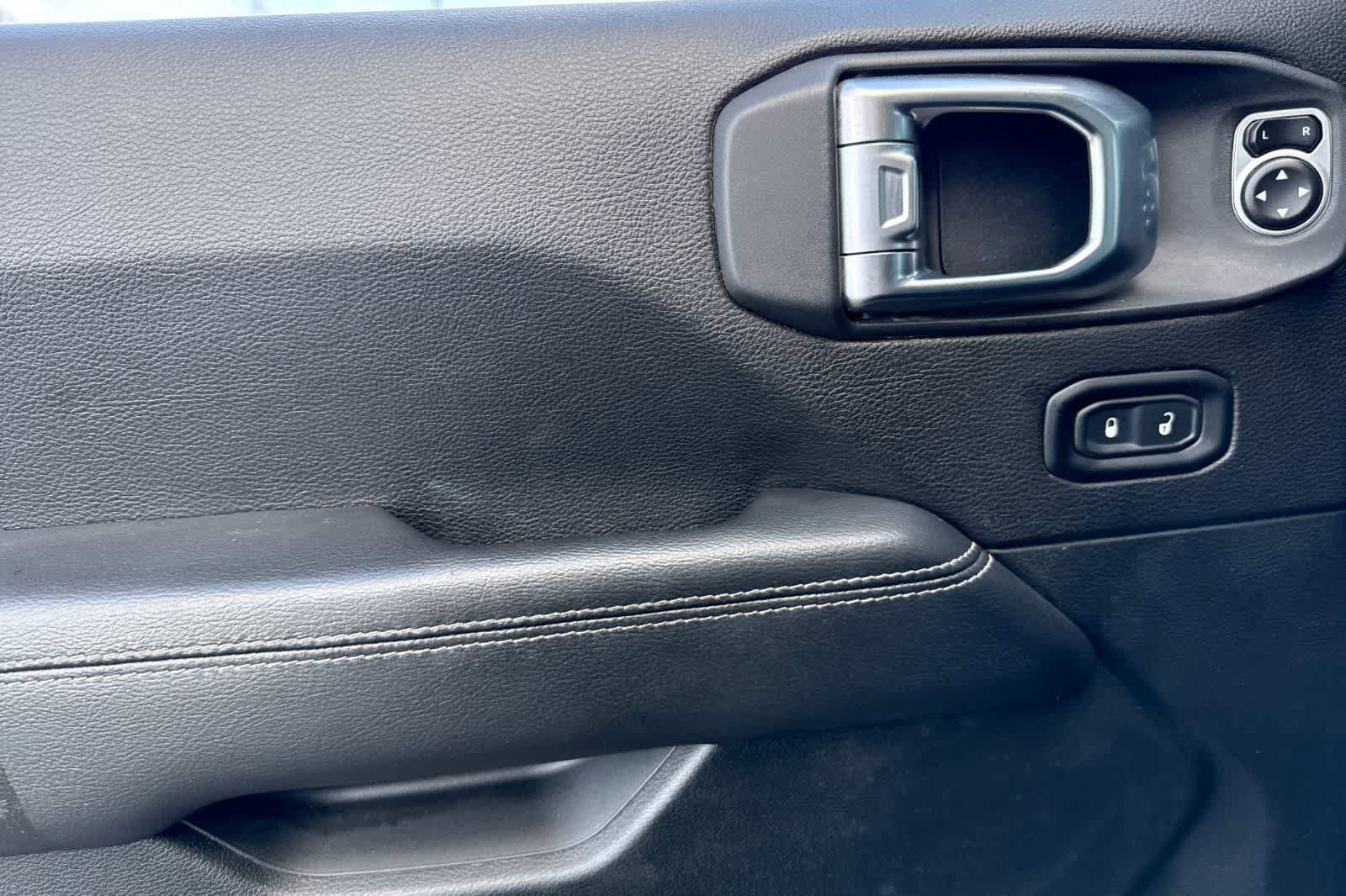 Used 2020 Jeep Gladiator Overland image 12