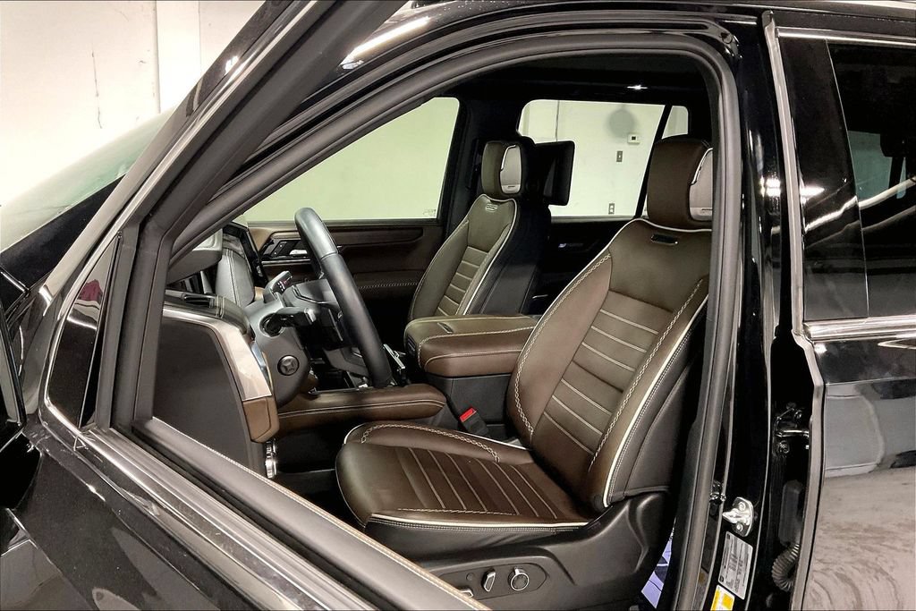 Used 2025 GMC Yukon Denali Ultimate AWD/4WD image 32