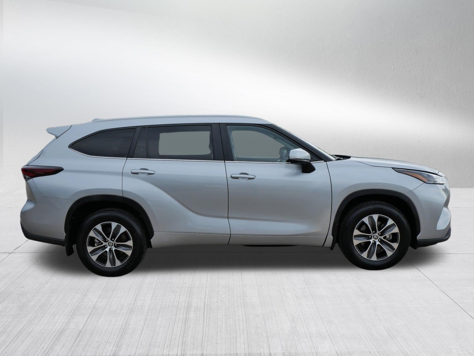 Certified 2025 Toyota Highlander XLE AWD/4WD image 9