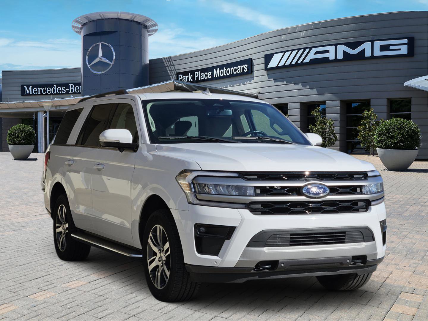 Used 2023 Ford Expedition XLT image 2