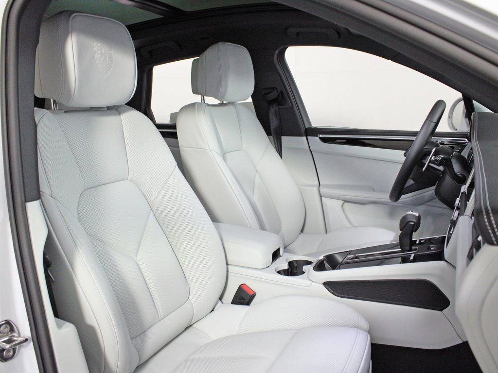 Certified 2025 Porsche Macan image 39