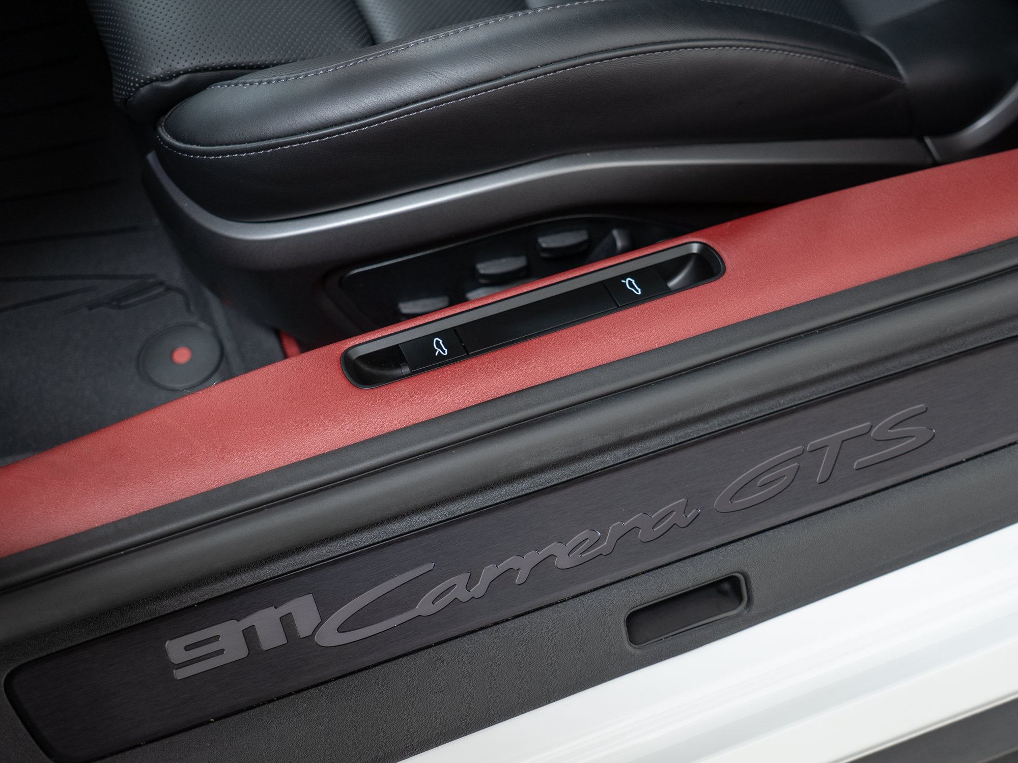 Certified 2024 Porsche 911 Carrera GTS RWD image 17