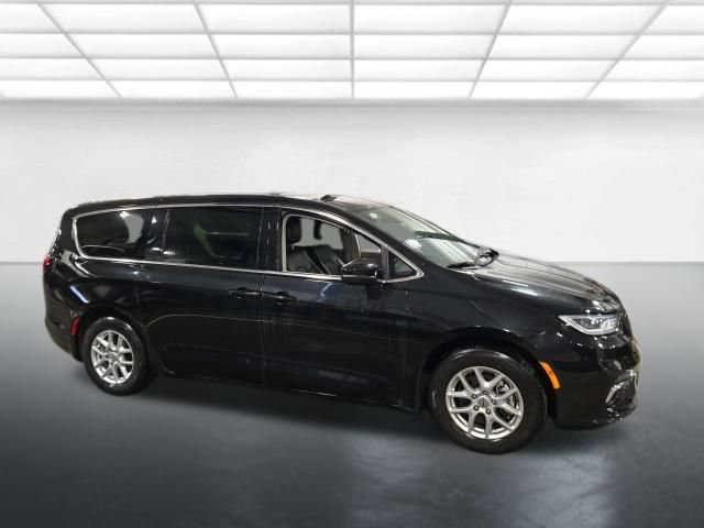 Used 2023 Chrysler Pacifica Touring-L FWD image 3