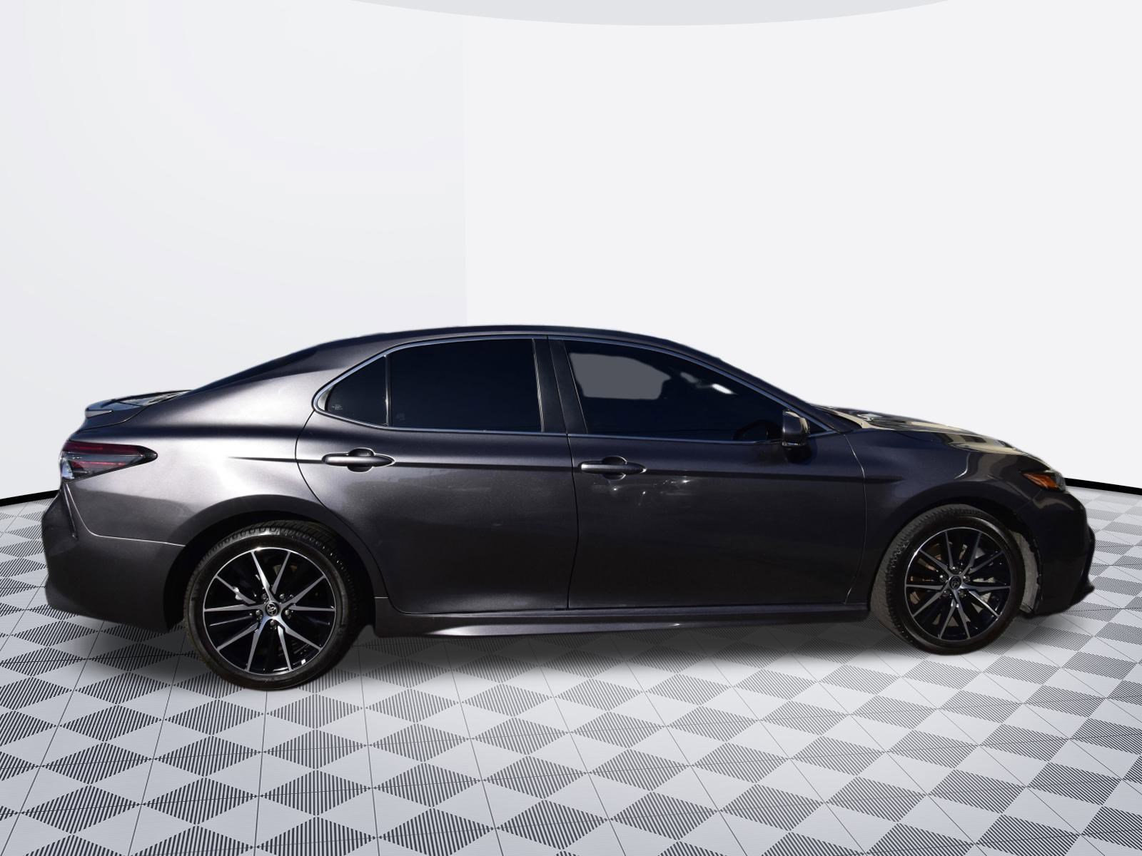 Used 2022 Toyota Camry SE image 3