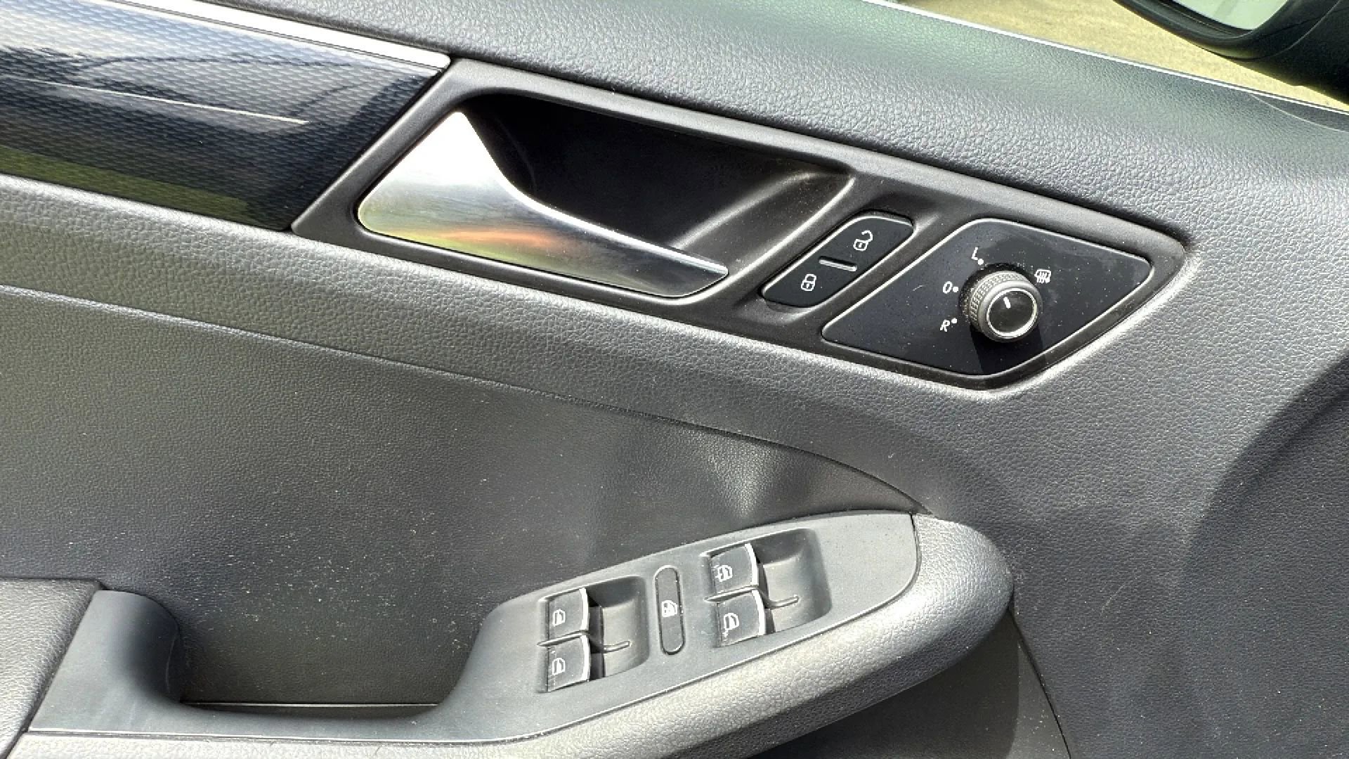 Used 2015 Volkswagen Jetta SEL image 38
