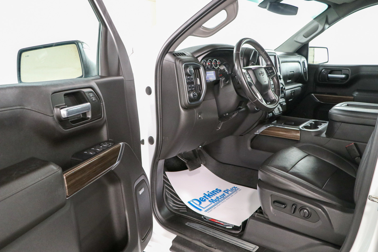 Used 2021 Chevrolet Silverado 1500 LT Trail Boss w/ Convenience Package II AWD/4WD image 3