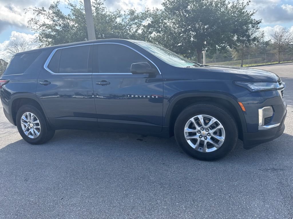 Used 2022 Chevrolet Traverse LS FWD image 2