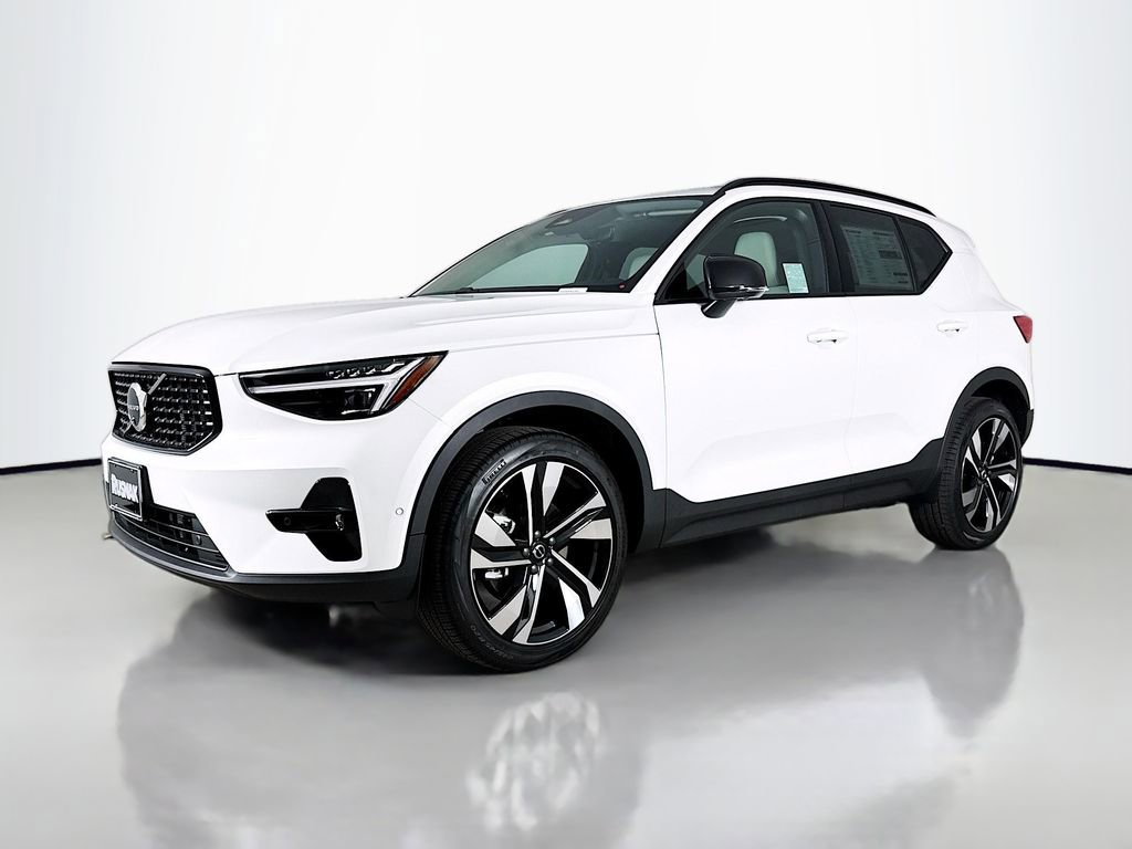 New 2026 Volvo XC40 B5 Plus w/ Climate Package image 3