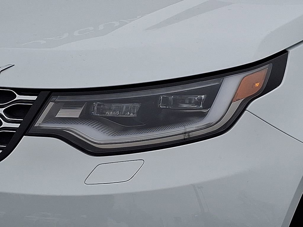 Certified 2025 Land Rover Discovery S image 8