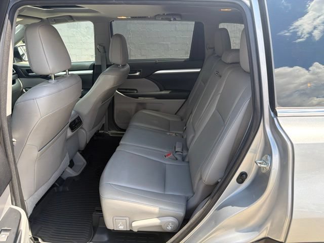 Used 2015 Toyota Highlander XLE AWD/4WD image 17