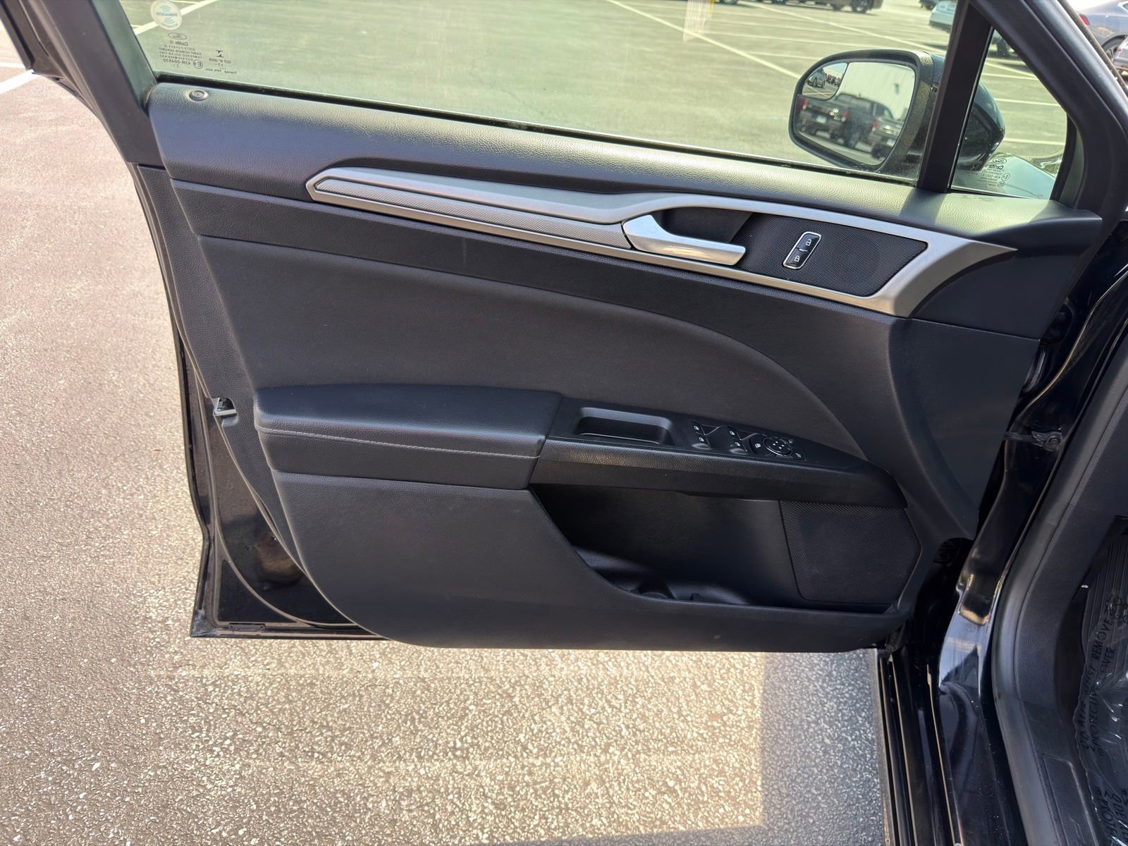 Used 2018 Ford Fusion SE w/ Fusion SE Technology Package FWD image 9