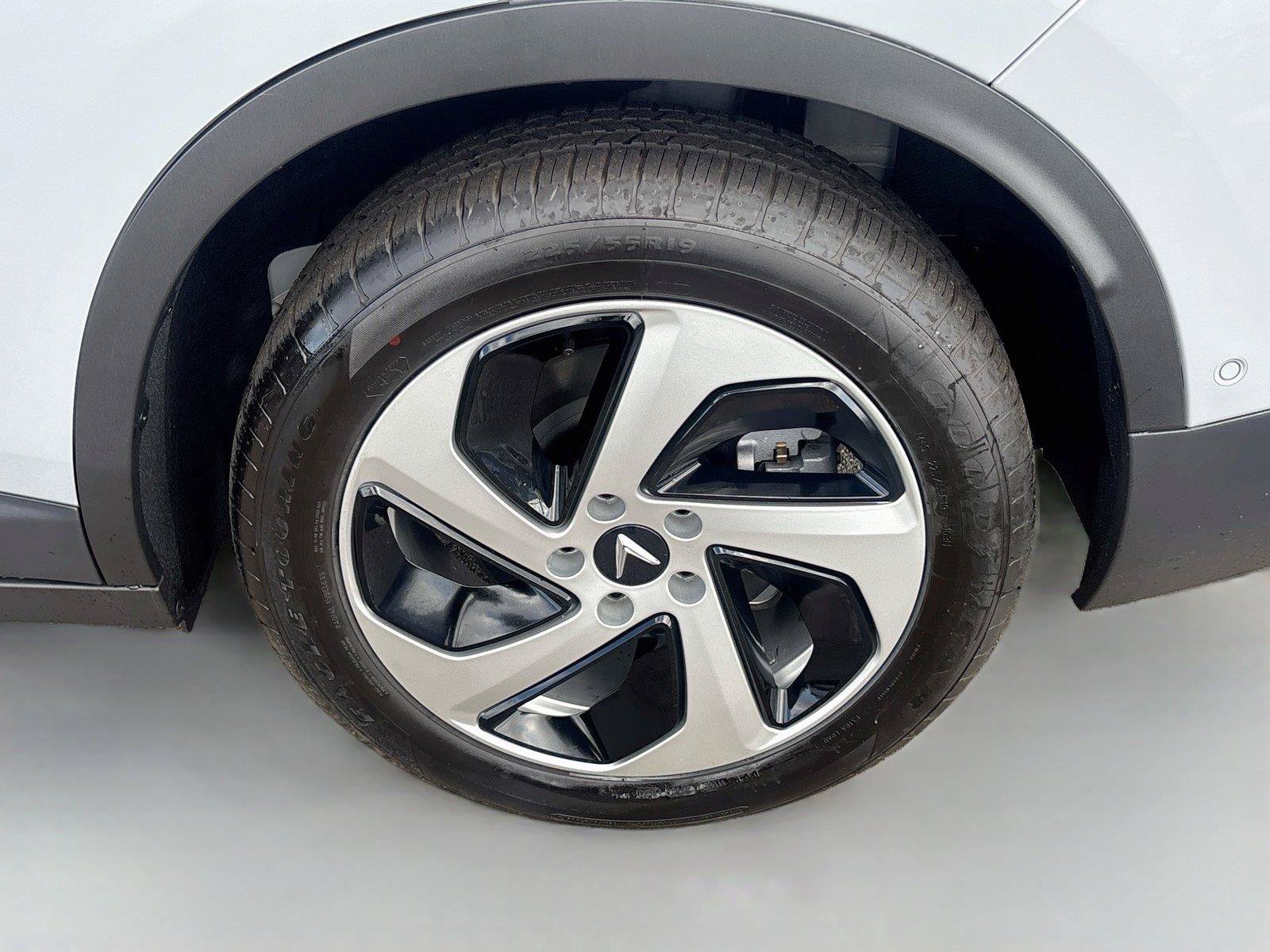 New 2027 VinFast VF 8 Eco AWD/4WD image 17