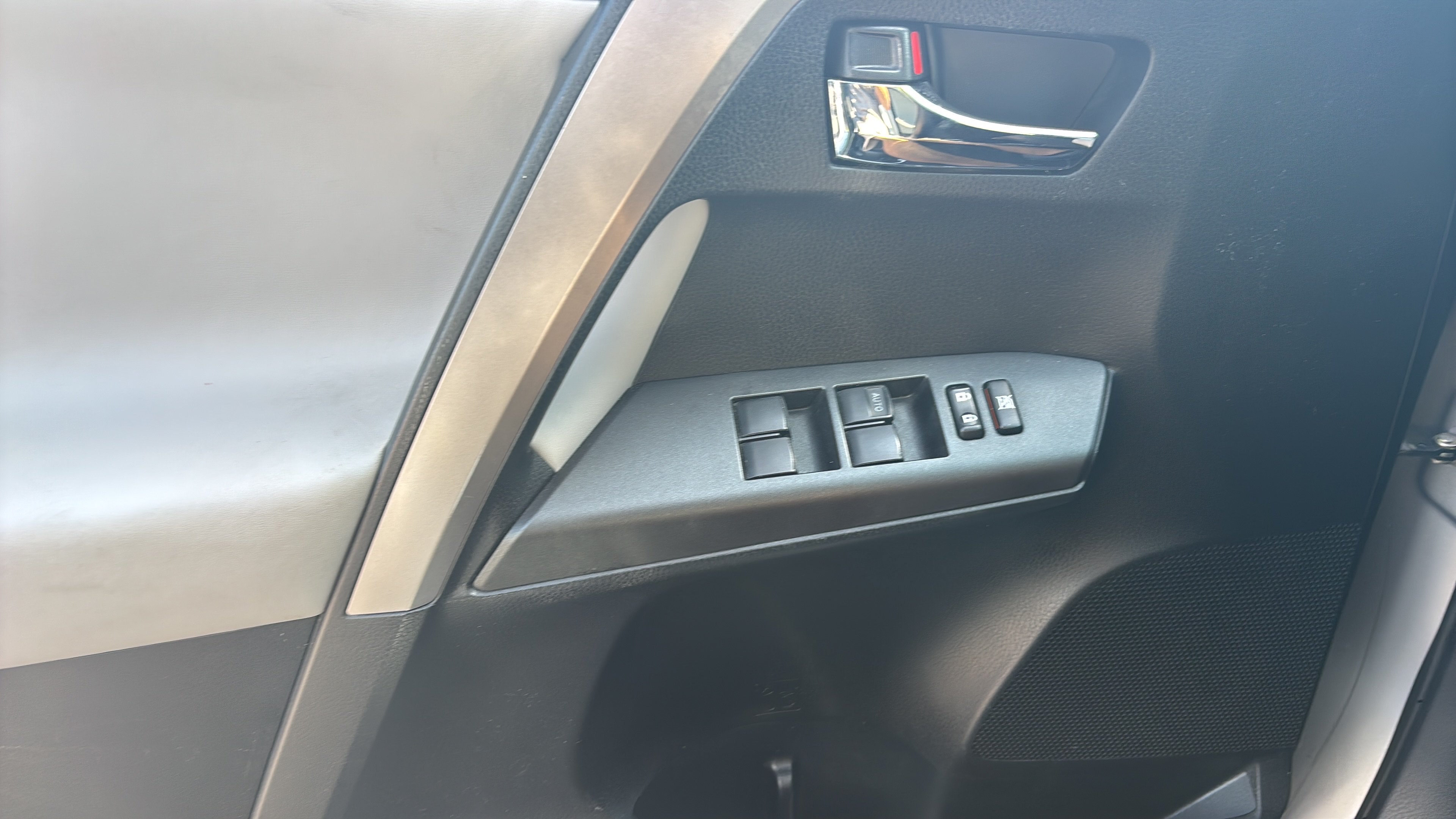 Used 2017 Toyota RAV4 XLE AWD/4WD image 17