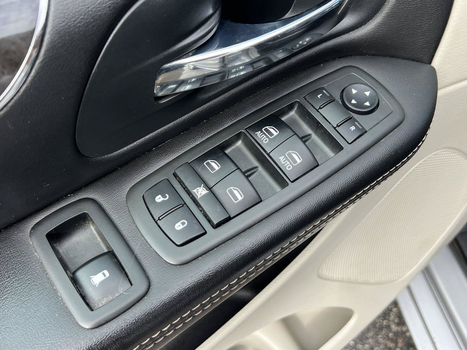Used 2014 Chrysler Town & Country Touring-L w/ Driver Convenience Group FWD image 16