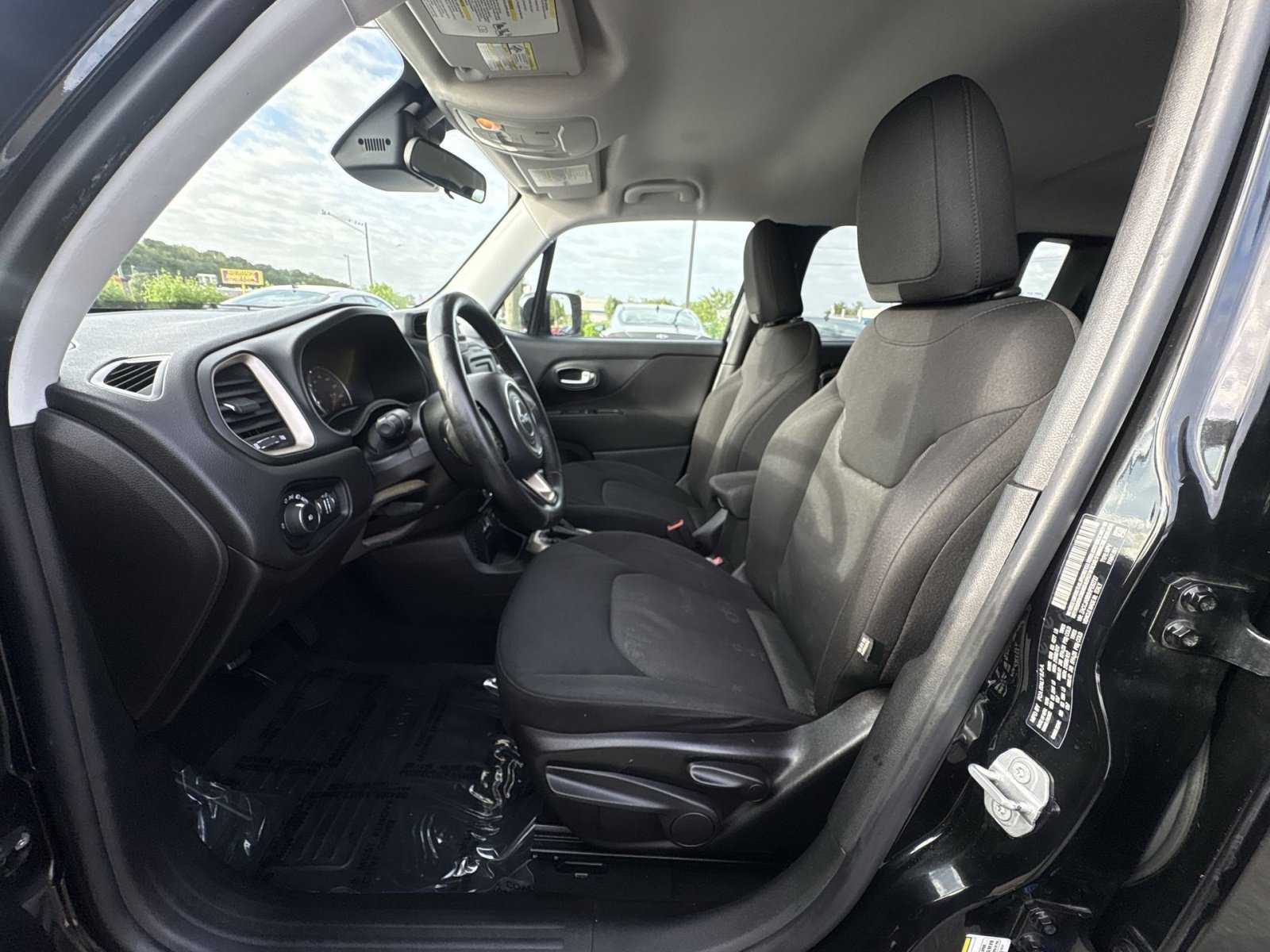 Used 2017 Jeep Renegade Latitude FWD image 11