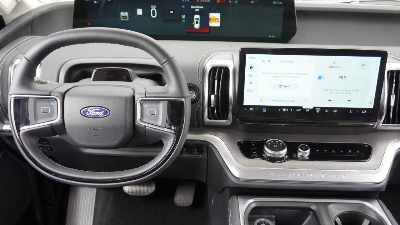 Used 2025 Ford Expedition Platinum w/ Driver's Package AWD/4WD image 32