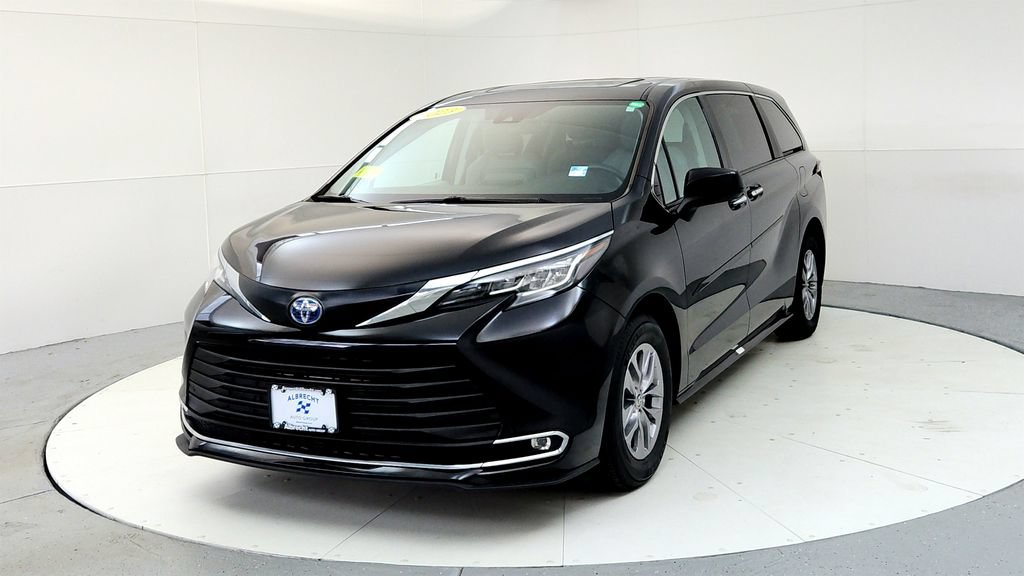 Certified 2023 Toyota Sienna XLE AWD/4WD image 2