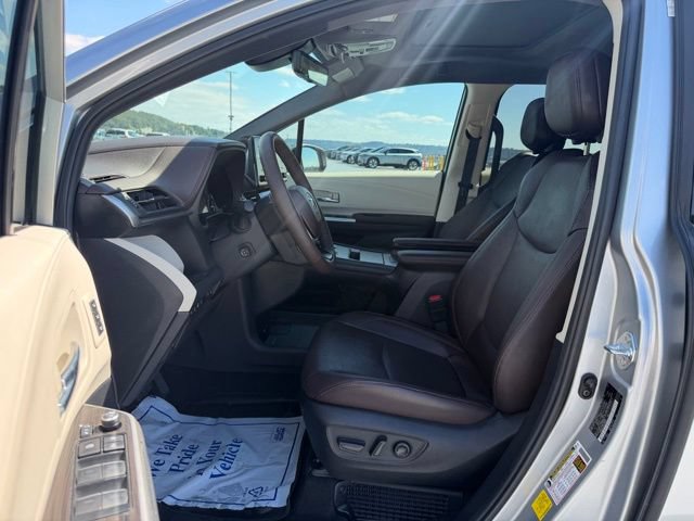 Used 2024 Toyota Sienna Platinum FWD image 9
