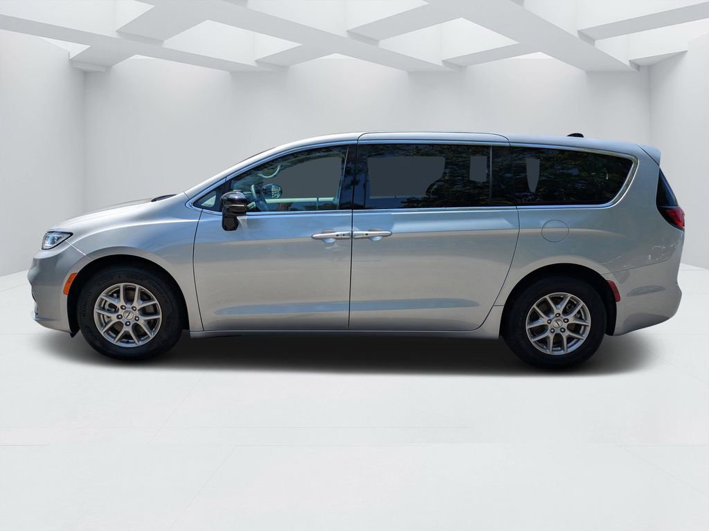 Used 2024 Chrysler Pacifica Touring-L FWD image 6