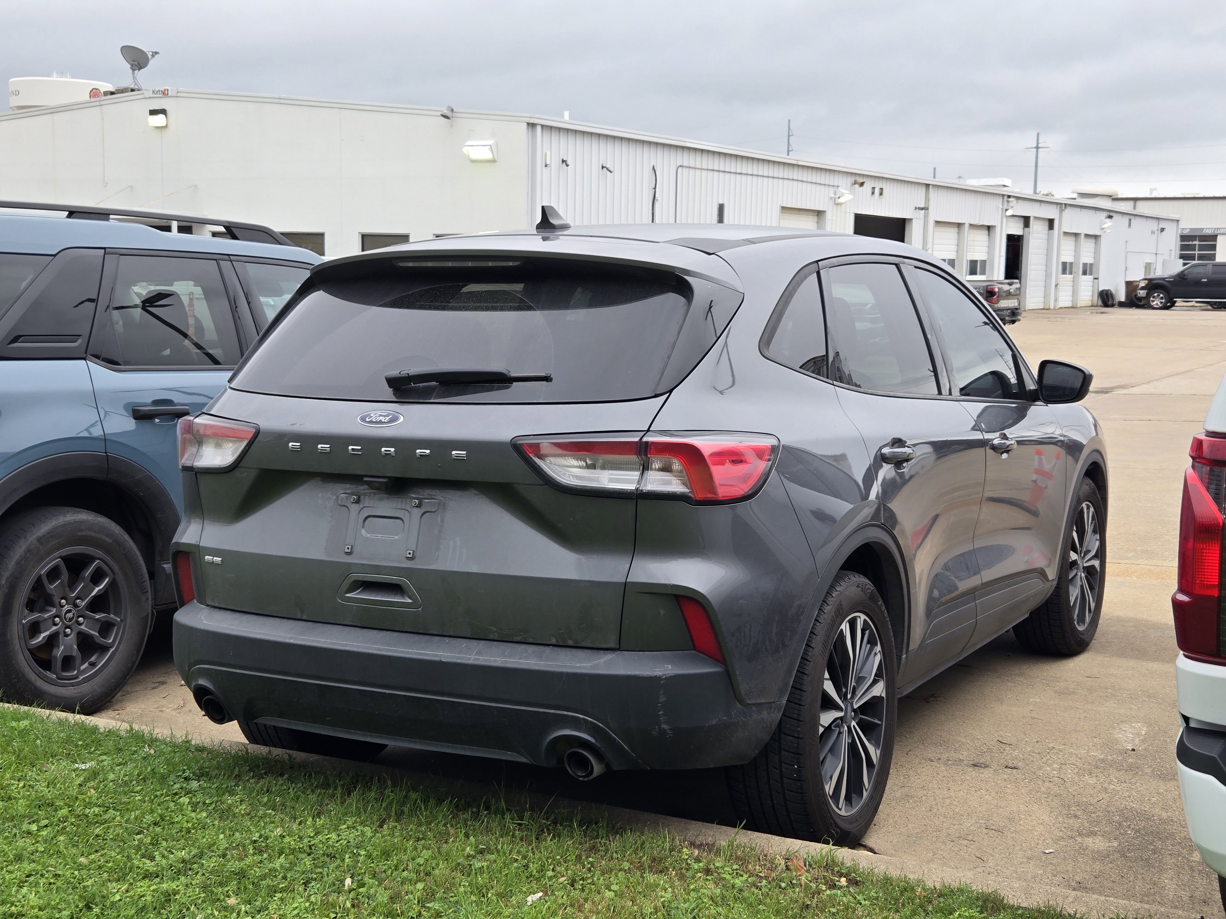 Used 2021 Ford Escape SE w/ SE Sport Appearance Package FWD image 3