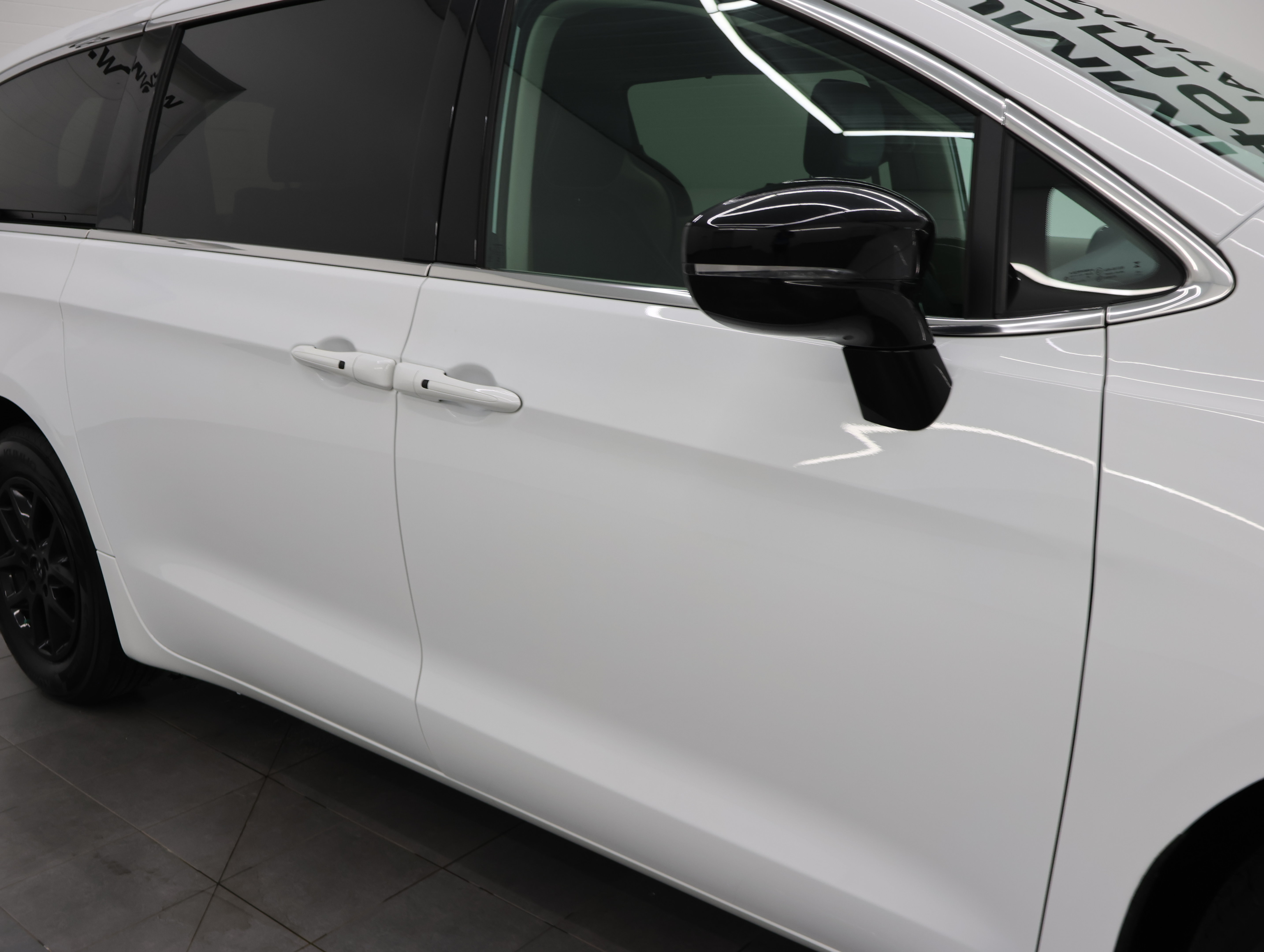 Used 2024 Chrysler Pacifica Touring-L FWD image 24