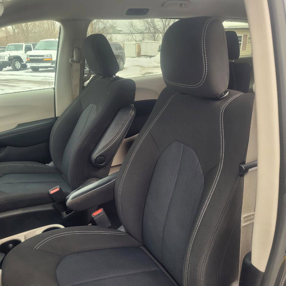 Used 2022 Chrysler Voyager LX image 10
